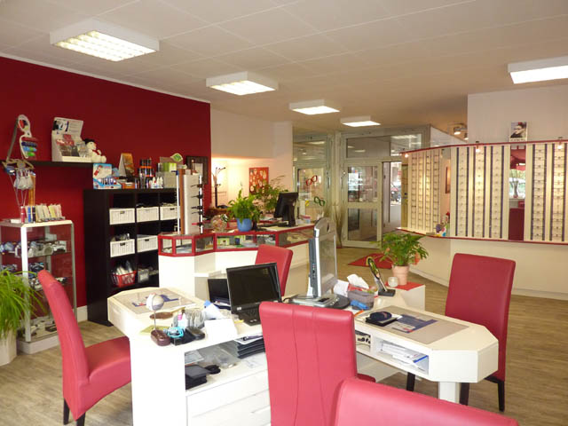 Verkaufsraum mit Brillenauswahl bei Moderne Augenoptik Paschhoff in Düsseldorf