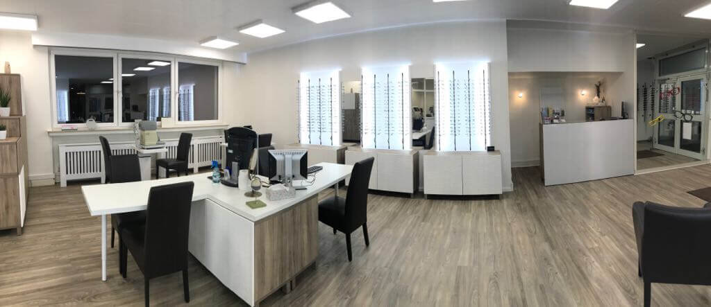 Verkaufsraum mit Brillenauswahl bei Moderne Augenoptik Paschhoff in Düsseldorf