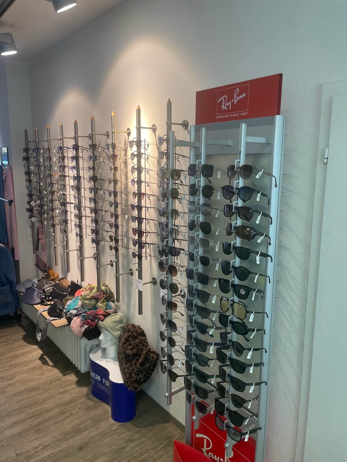Sonnenbrillen-Wand mit Ray-Ban-Modellen bei Augenoptik Paschhoff in Düsseldorf